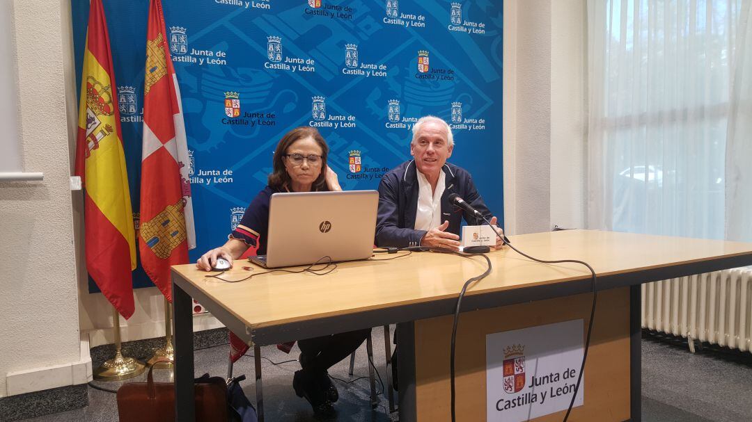 La jefa del servicio de Sanidad en Palencia, Carmen Andrés, junto al delegado territorial de la Junta de Castilla y León, Luis Domingo González