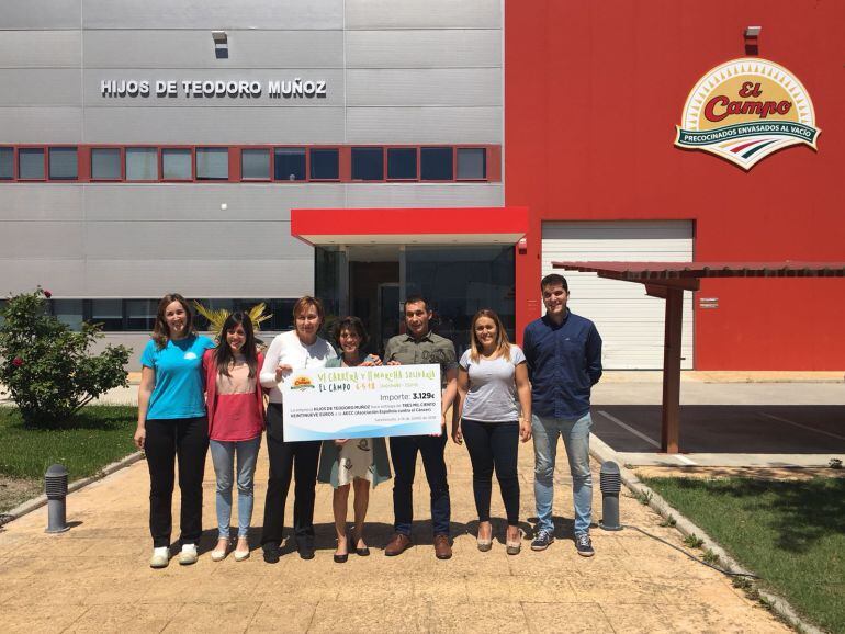 Entrega del cheque a la presidenta de la Asociación española contra el cáncer