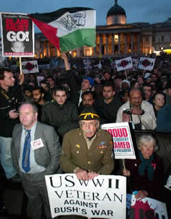 La marcha ha contado incluso con veteranos de la Segunda Guerra Mundial, que dejaban ver claramente su rechazo a la guerra contra Irak (REUTERS)