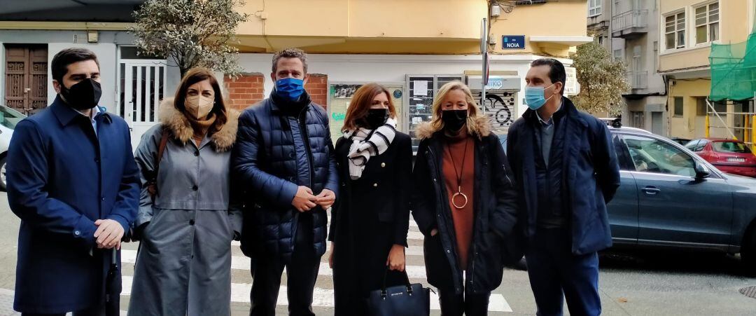 El vicesecretario general de Participación del PP, Jaime Olano, visita Os Mallos acompañado de dirigentes locales