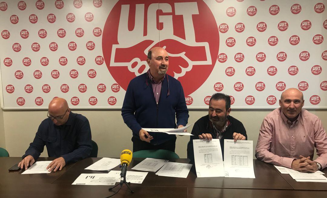 En la foto, de pie, el secretario general de UGT Jaén Manuel Salazar