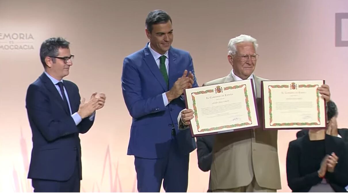 Antonio Deza con los documentos de reparación de la memoria de su padre, Miguel Deza y de su tío Manuel.