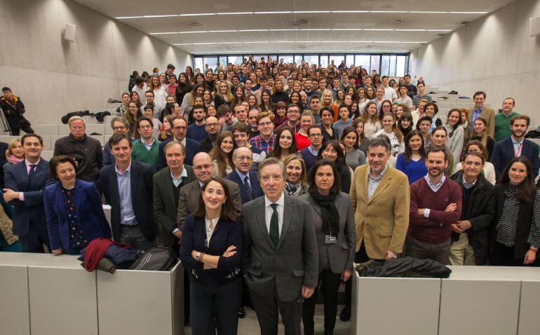 Iñaki Gabilondo, acompañado por alumnos y profesores de la Facultad de Comunicación de la Universidad de Navarra