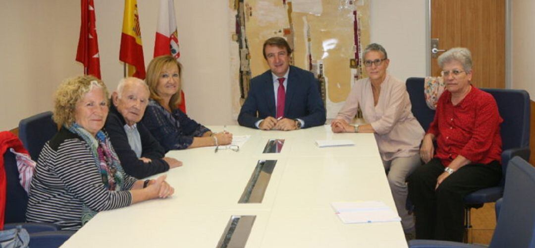 Jesús Moreno, alcalde de Tres Cantos, y Carmen de Gregorio, ptvoz de la Asociación del Pueblo Saharaui, en la firma del convenio