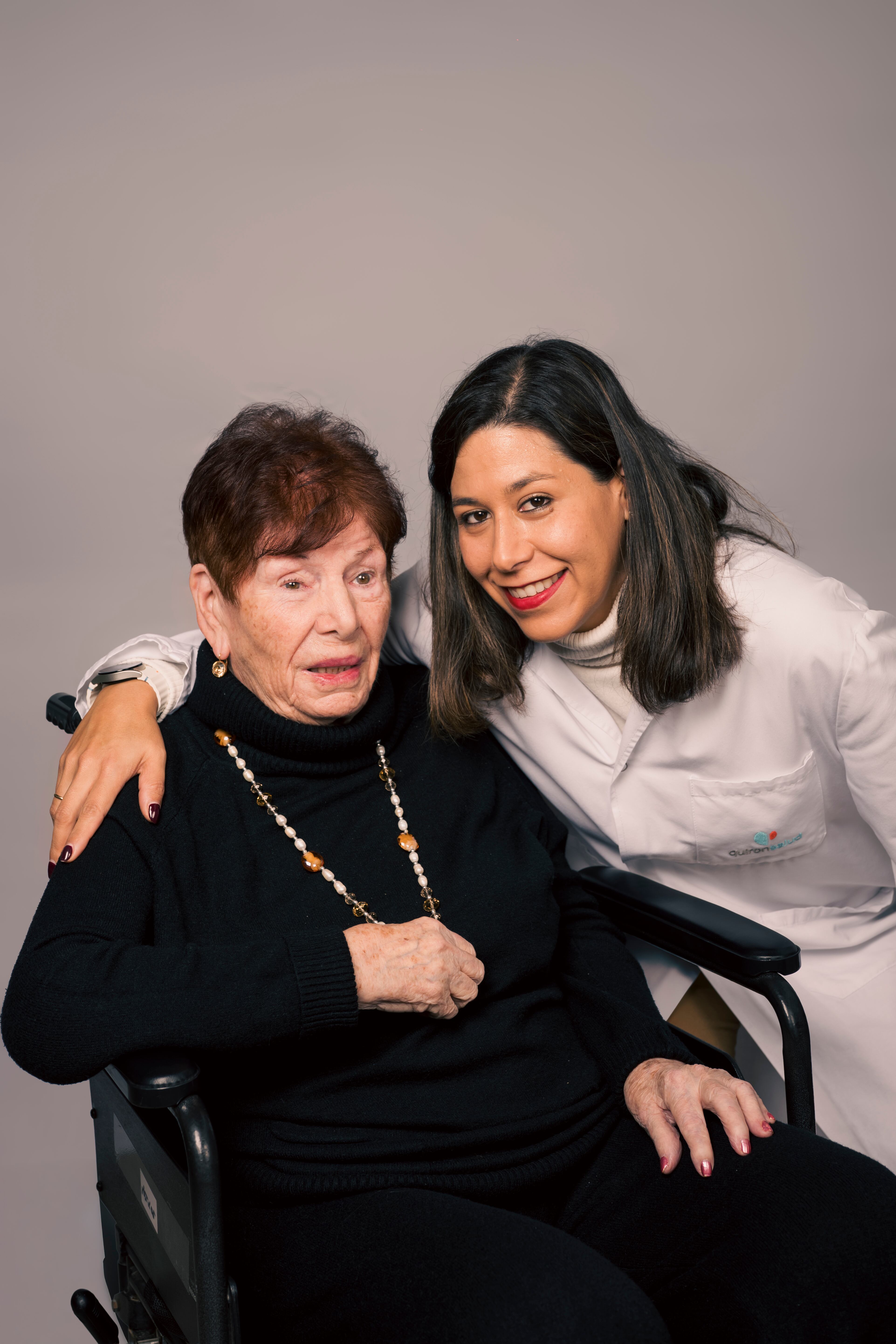 La doctora Erika Torres, jefa del servcio de Neurología del Hospital Quirónsalud Torrevieja y una paciente de AFA