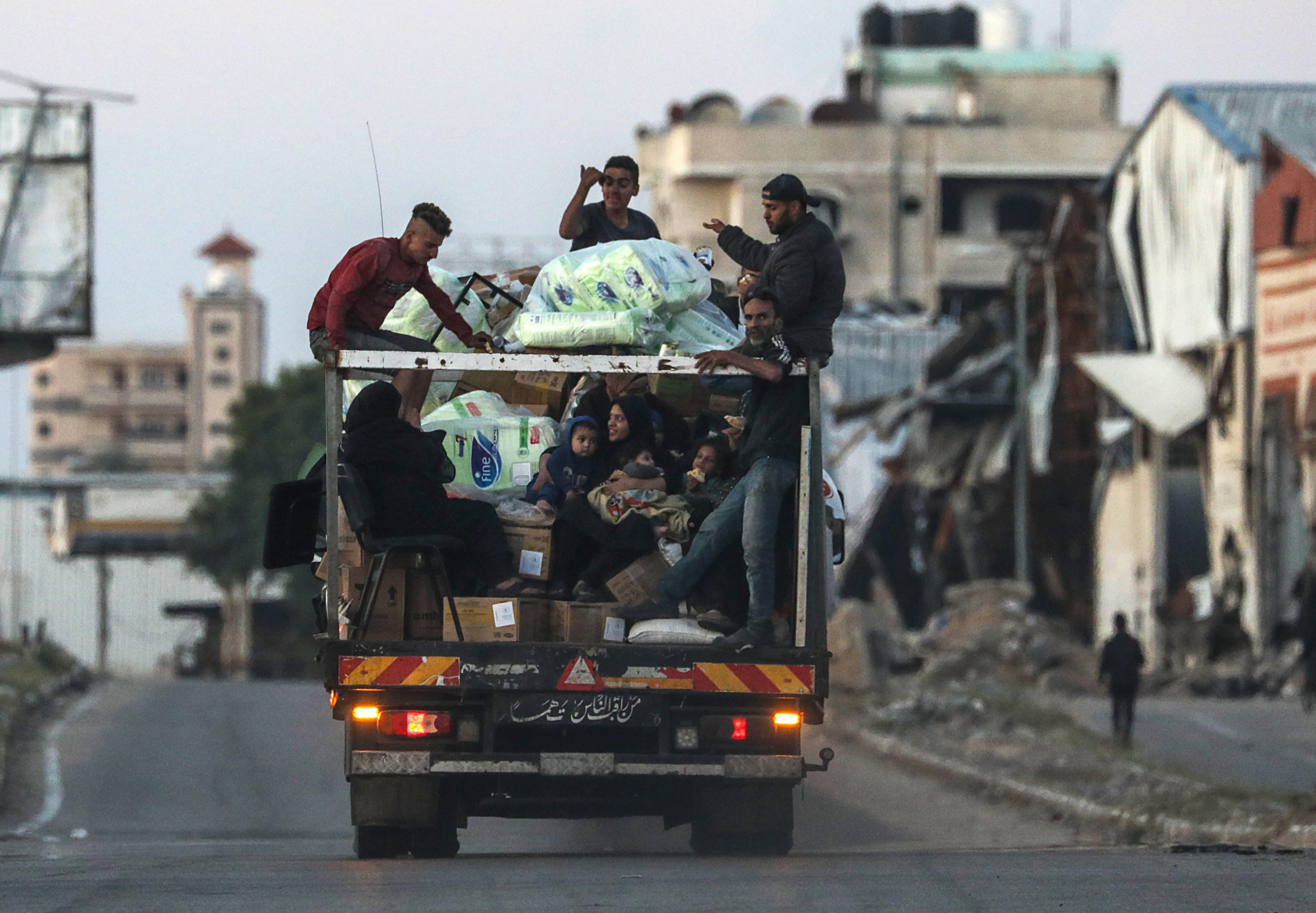 Un grupo de palestinos abandona Rafa.  EFE/EPA/MOHAMMED SABER