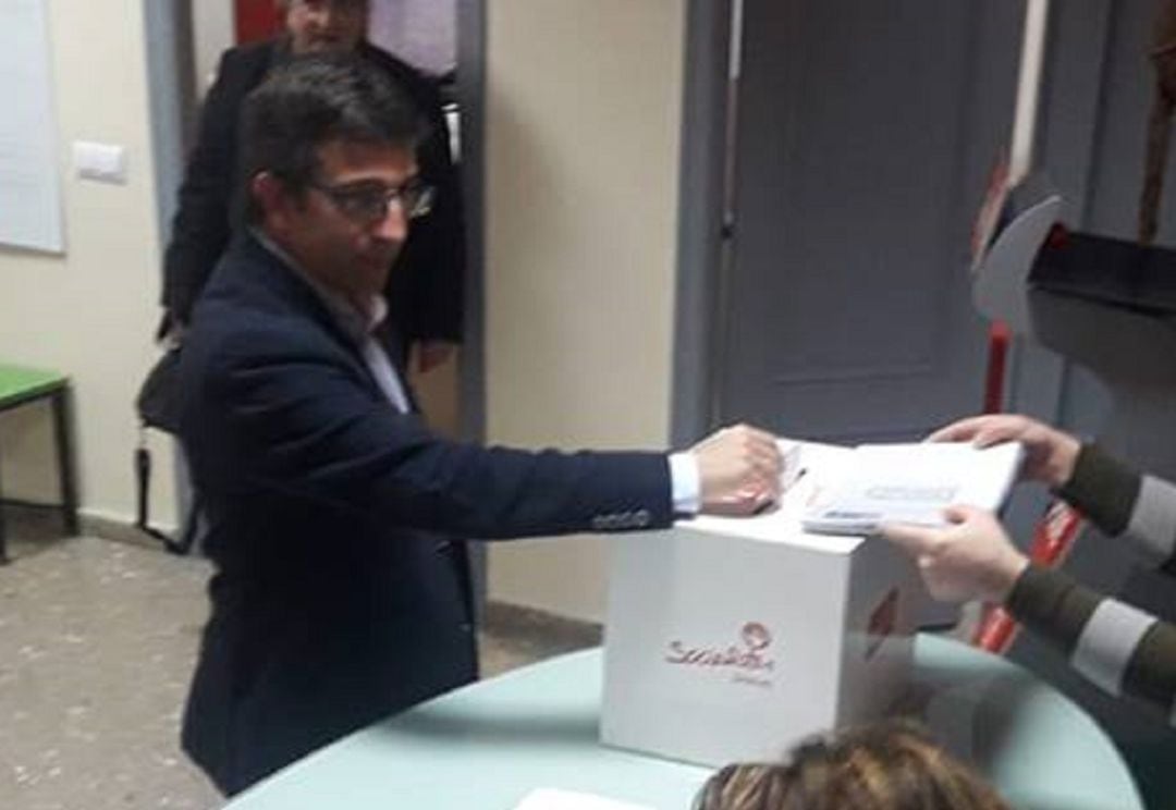 Juan Chacón, candidato socialista a la alcaldía de La Línea, vota la lista del 26-M