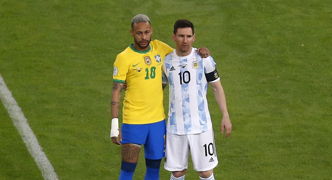 Leo Messi y Neymar Jr se abrazan antes de la final de la Copa América. 