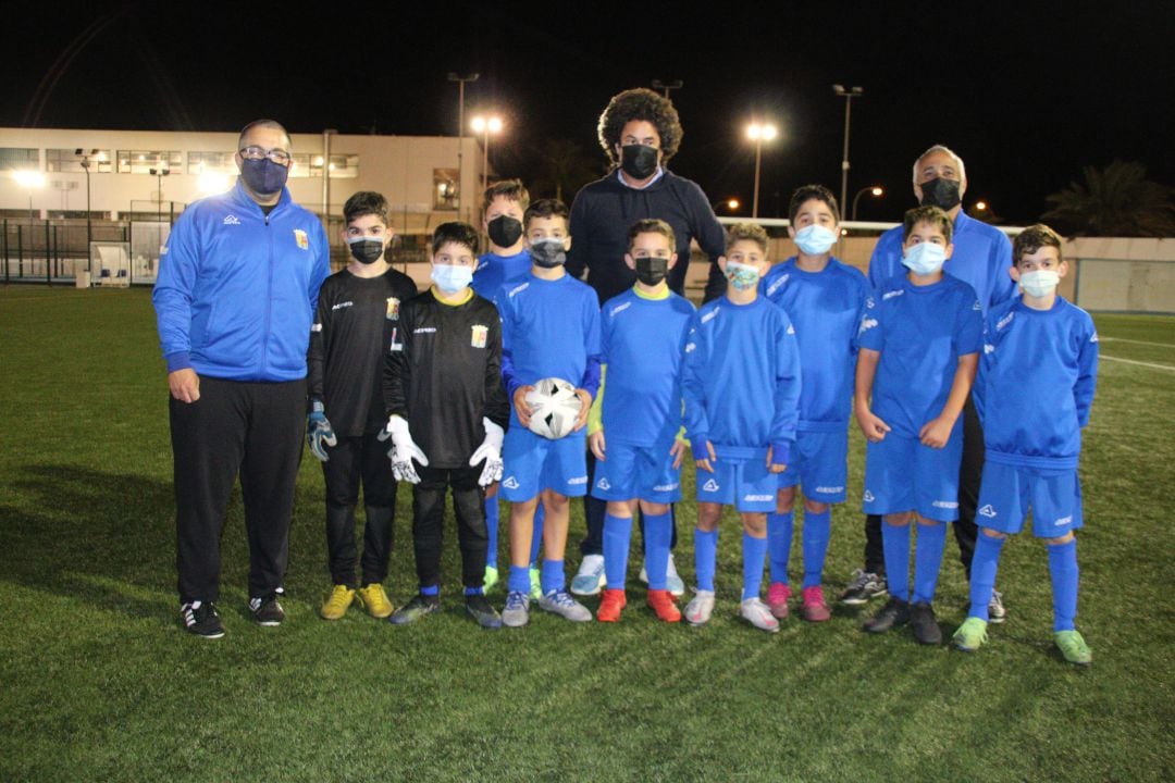 Juan Carlos Albuixech, presidente de la UD Lanzarote, con uno de los equipos de la base del CD Lomo.