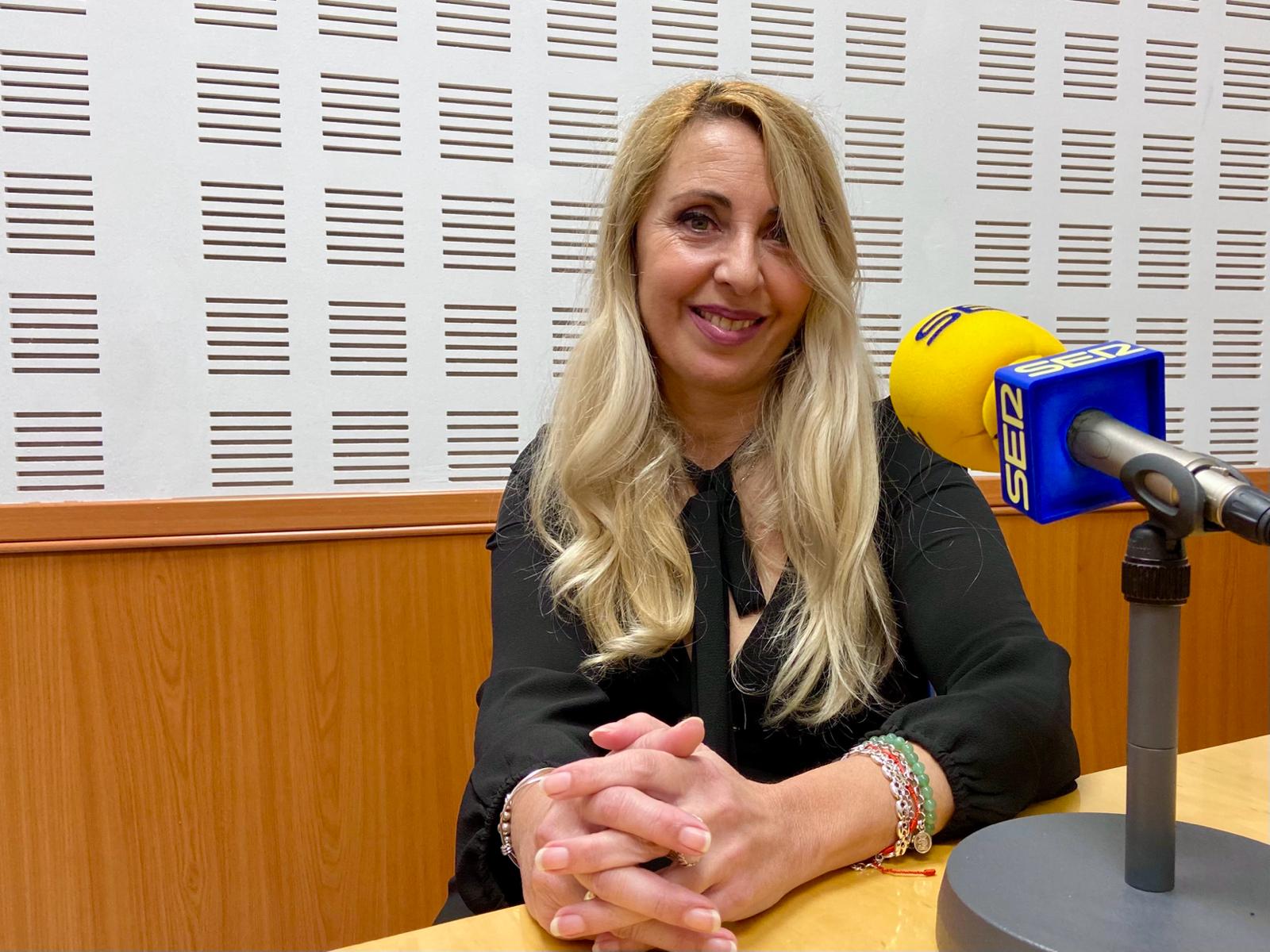 La secretaria provincial de TECNOS en Córdoba, Inmaculada Carmona, en los estudios de Radio Córdoba