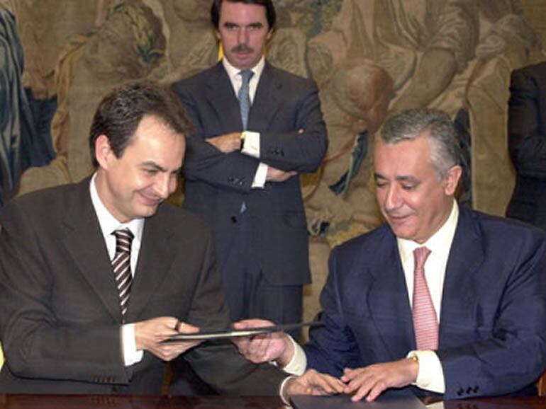 José Luis Rodríguez Zapatero y Javier Arenas, firmando el pacto antiterrorista en 1999