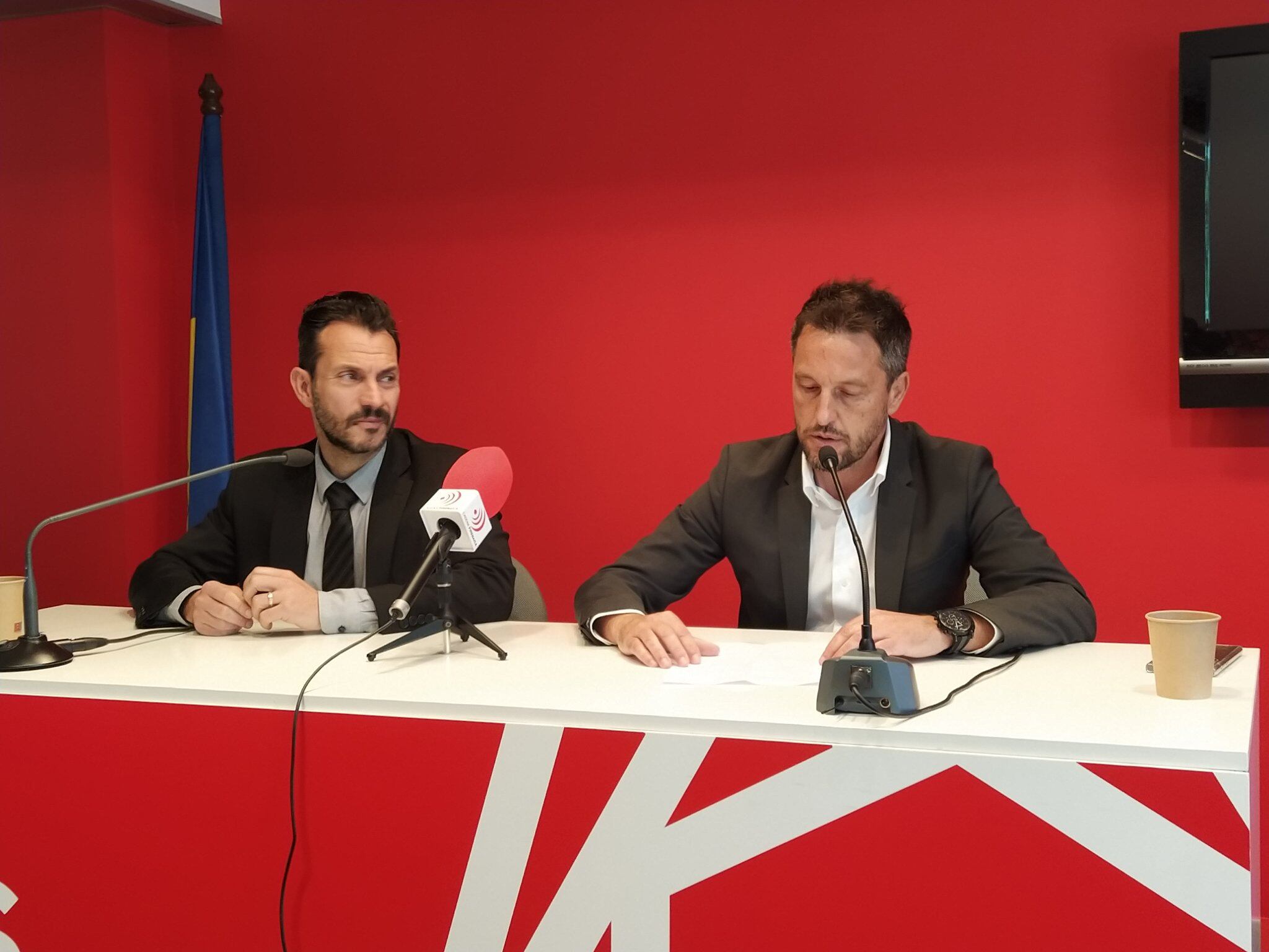 Pere López amb Gerard Alís durant la roda de premsa en què ha avançat la seva renúncia a l&#039;acta de diputat.