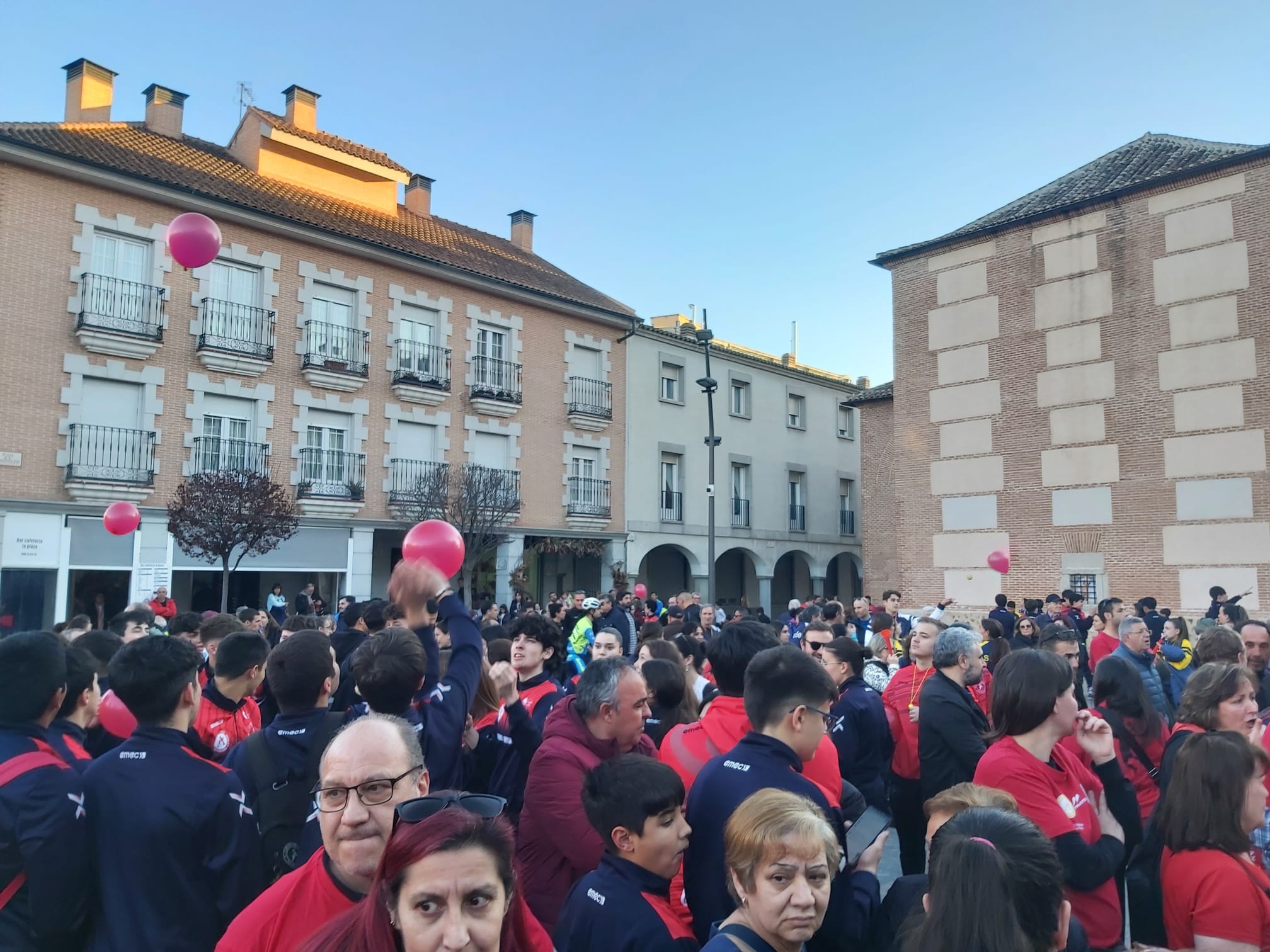 Concentración de los clubes de balonmano y ciclismo de San Sebastián de los Reyes mientras se celebraba la Gala del Deporte