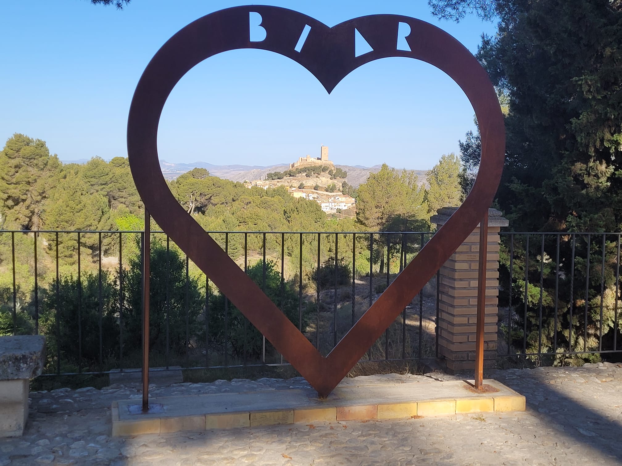 Corazón instalado en la explanada del Santuario