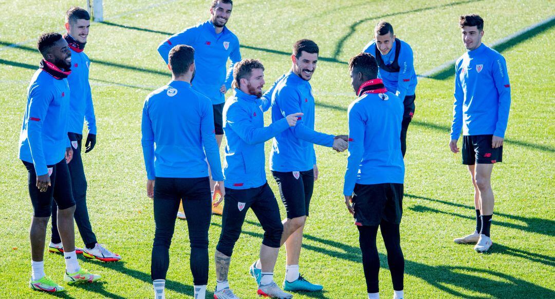 Yuri Berchiche saluda a Nico Williams durante el entrenamiento de este jueves en Lezama