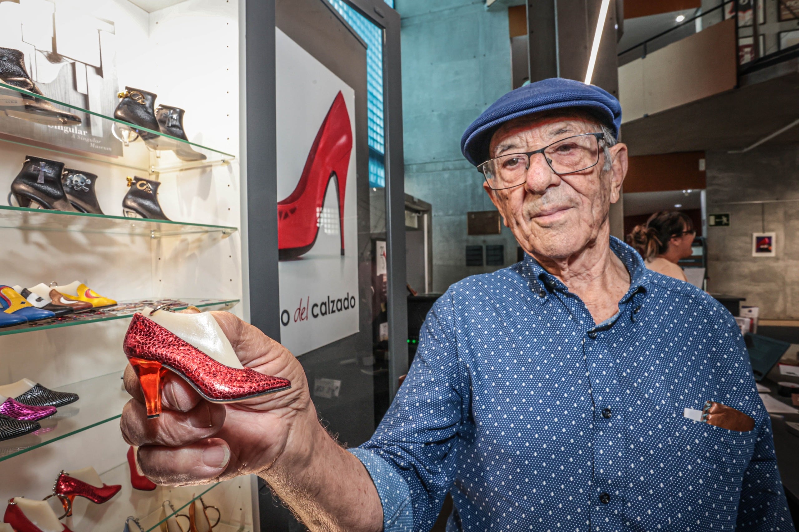 Manuel Vera junto a la exposición de sus &quot;mini zapatitos&quot; en el Museo del Calzado