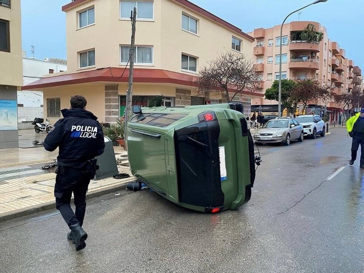 Detenido tras volcar su coche en el centro de Ibiza y darse a la fuga para no someterse a las pruebas de alcohol y drogas