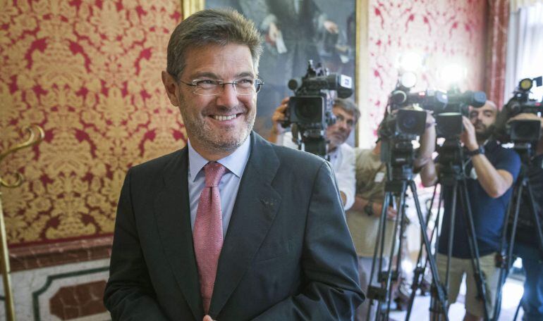 El ministro de Justicia, Rafael Catalá, tras las declaraciones que ha realizado a los periodistas en el Ministerio de Justicia.