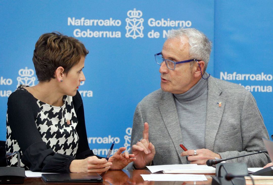 La presidenta de Navarra, María Chivite (i), y el director general de Salud, Carlos Artundo, durante una reunión interdepartamental del Gobierno de Navarra sobre el coronavirus.