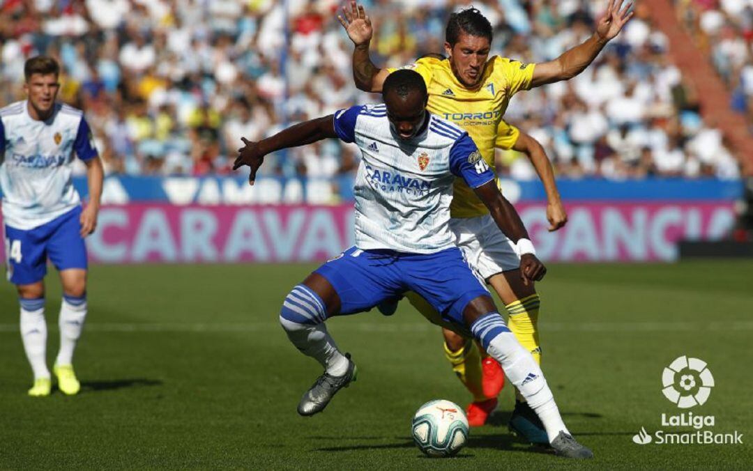 Dwamena disputa un balón en el último partido de Liga ante el Cádiz