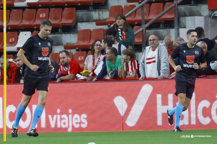 Trujillo Suarez en el calentamiento del Real Sporting vs Elche que arbitró esta misma temporada en la jornada 9