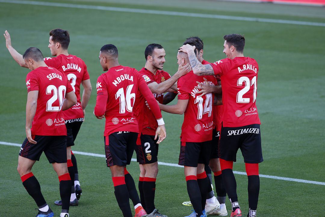 El RCD Mallorca celebra el primer gol de Dani Rodríguez.