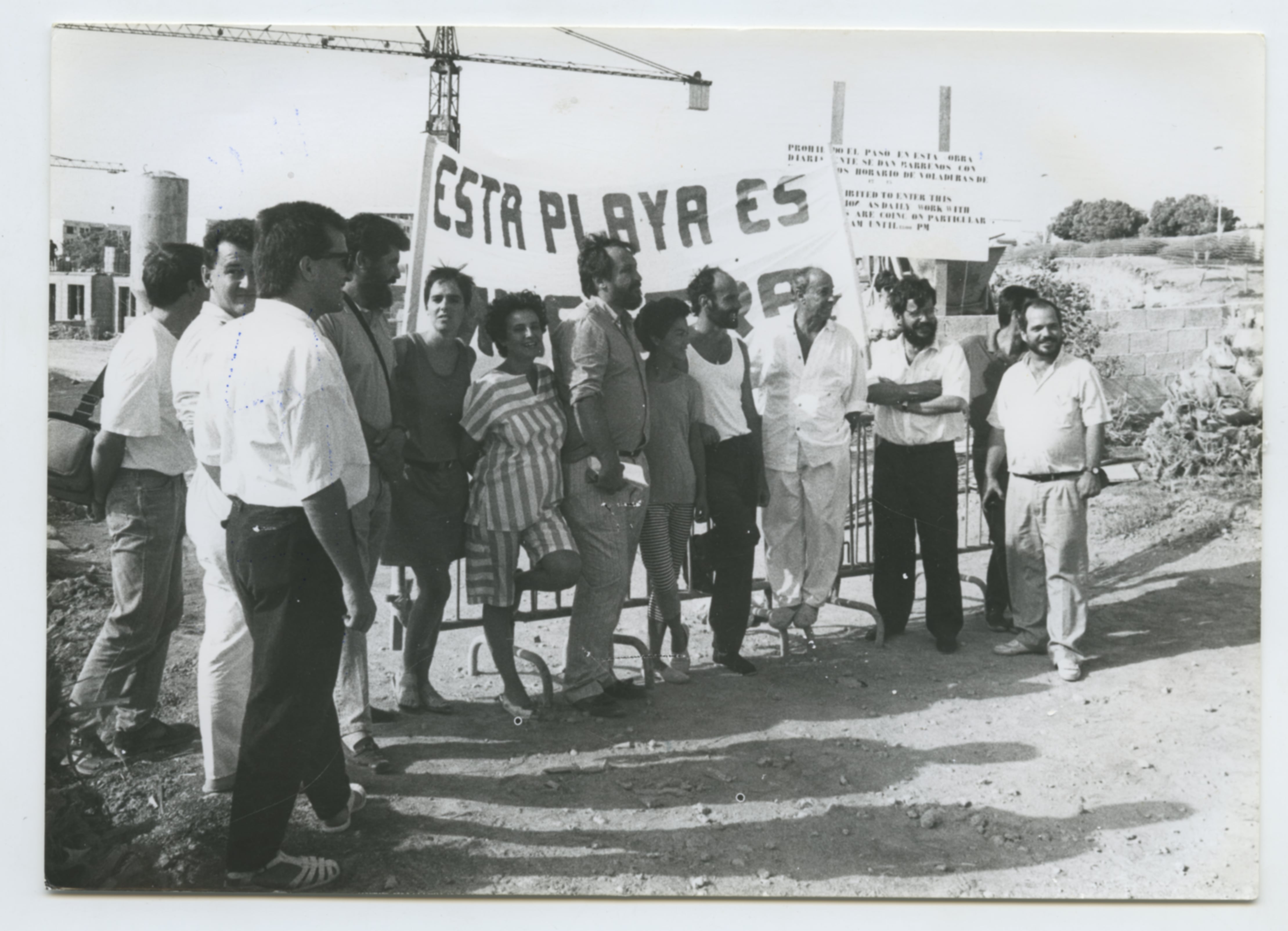Retrato colectivo de algunas de las personas que participaron en las protestas por la construcción de un hotel en la playa de Los Pocillos de Puerto del Carmen. Editorial Lancelot.
