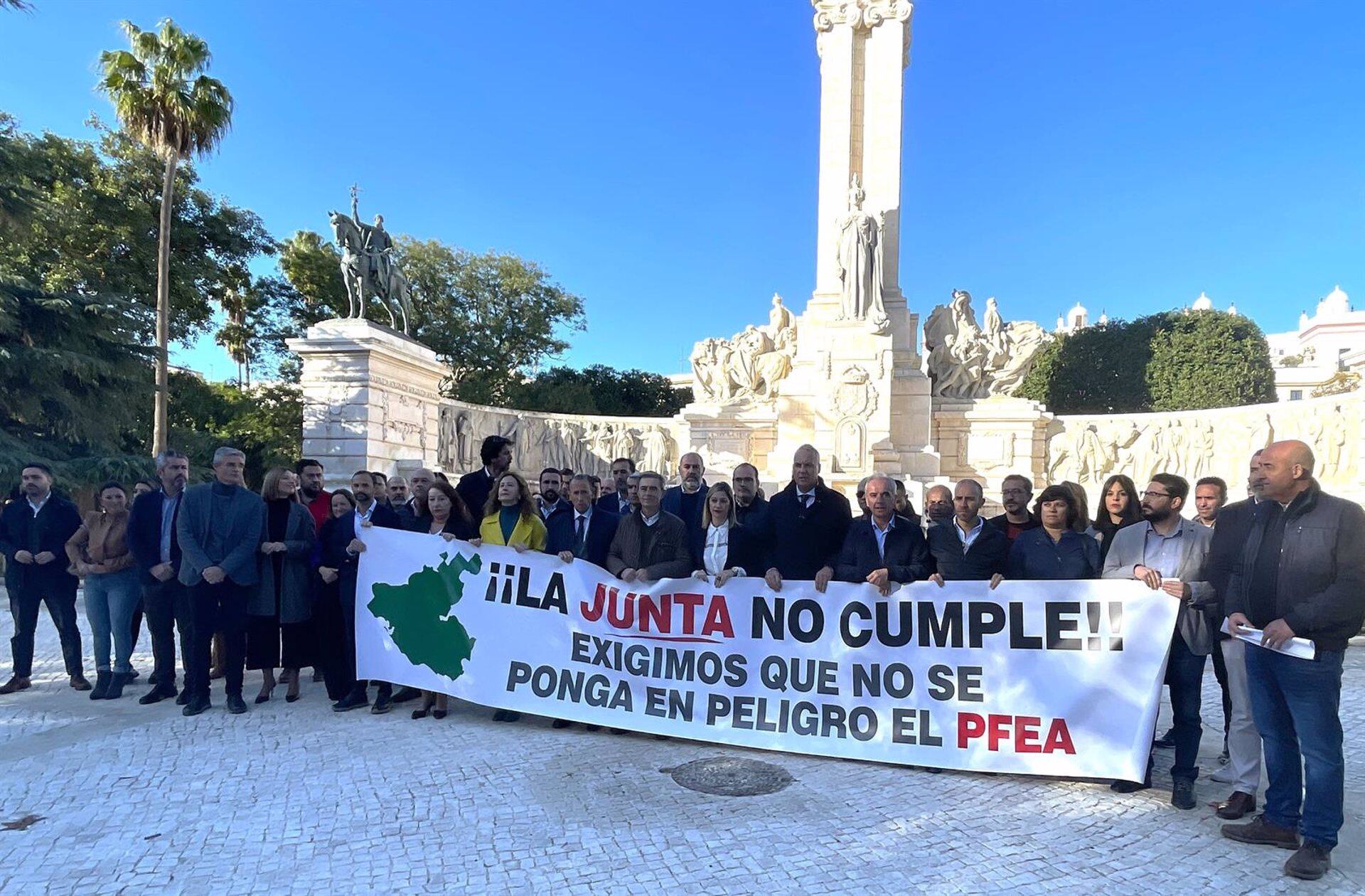 Dirigentes del PSOE en protesta ante la Junta por el PFEA / E.P