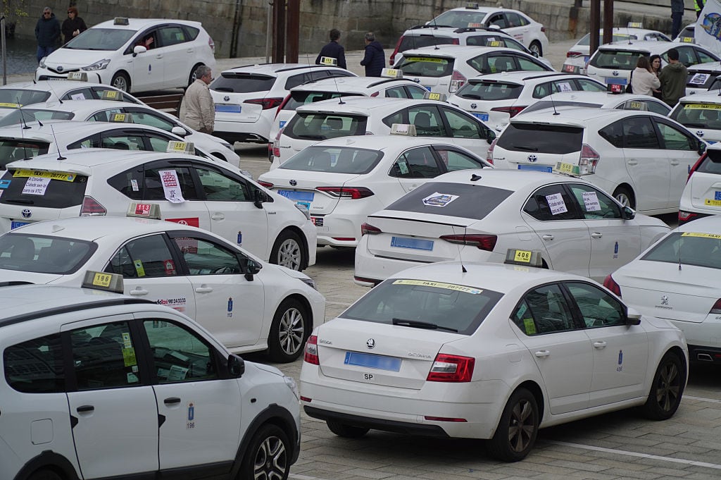 A CORUÑA GALICIA, SPAIN - MARCH 25: Dozens of taxi drivers during a demonstration of taxi drivers against services such as Uber and Cabify, on 25 March, 2026 in A Coruña, Galicia, Spain. Taxi drivers have left in a caravan from Os Rosales to Maria Pita to show their rejection of VTC services such as Uber or Cabify. The associations Radio Taxi and Tele Taxi accuse the local government of ignoring the non-compliance and irregular activity of these vehicles. According to the local police, some 190 taxis took part in the demonstration in the city centre. (Photo By Gustavo de la Paz/Europa Press via Getty Images)