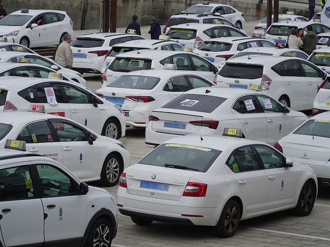 A CORUÑA GALICIA, SPAIN - MARCH 25: Dozens of taxi drivers during a demonstration of taxi drivers against services such as Uber and Cabify, on 25 March, 2026 in A Coruña, Galicia, Spain. Taxi drivers have left in a caravan from Os Rosales to Maria Pita to show their rejection of VTC services such as Uber or Cabify. The associations Radio Taxi and Tele Taxi accuse the local government of ignoring the non-compliance and irregular activity of these vehicles. According to the local police, some 190 taxis took part in the demonstration in the city centre. (Photo By Gustavo de la Paz/Europa Press via Getty Images)