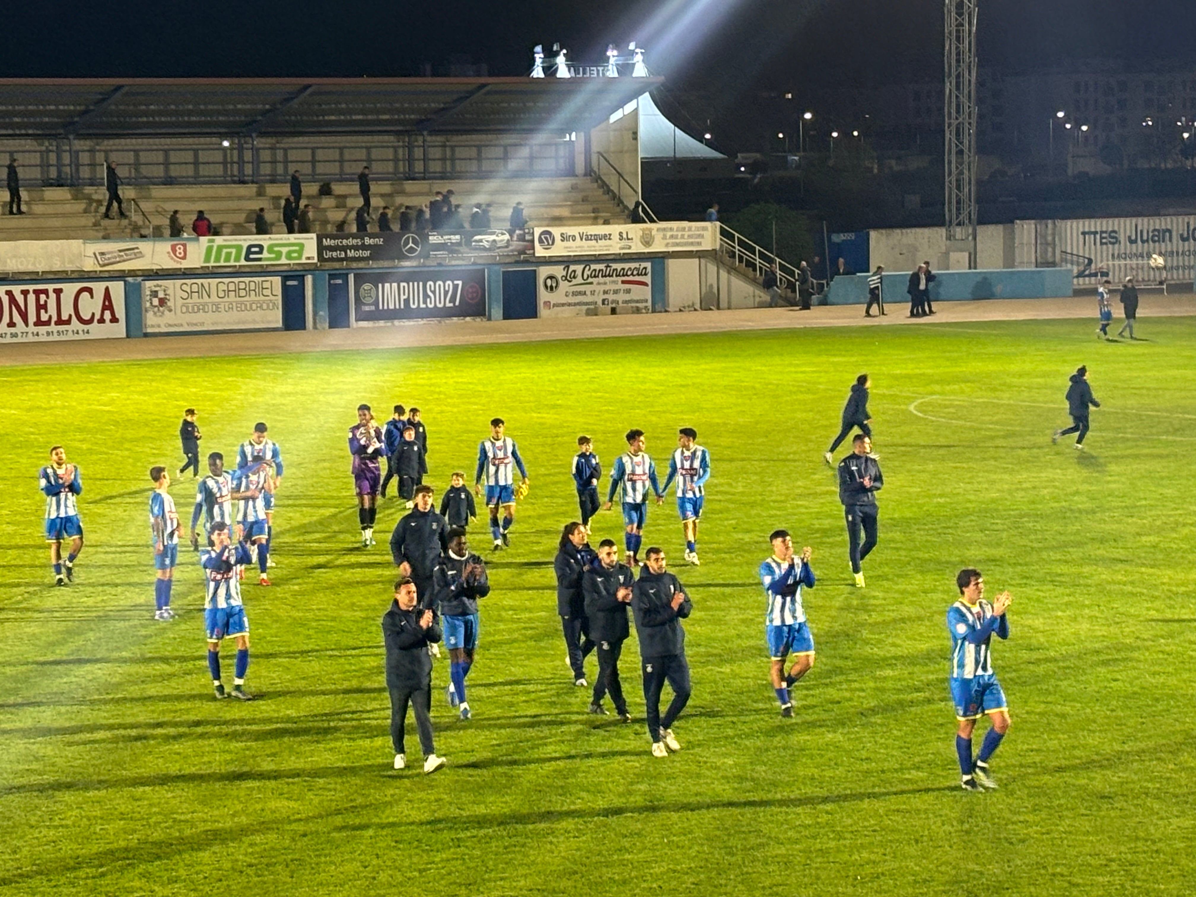 Los jugadores blanquiazules aplauden al término del encuentro