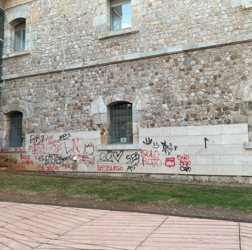 Pintadas en la fachada del Antiguo CIM
