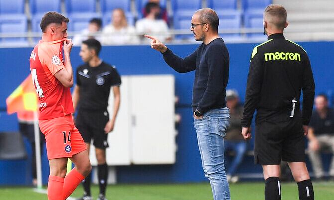 Sergio Molina rep les indicacions del seu entrenador, Beto Company, durant l'últim matx davant el Barça B