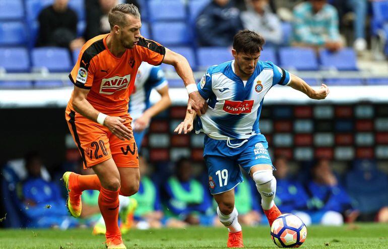 Lejeune disputa un balón con el periquito Piatti