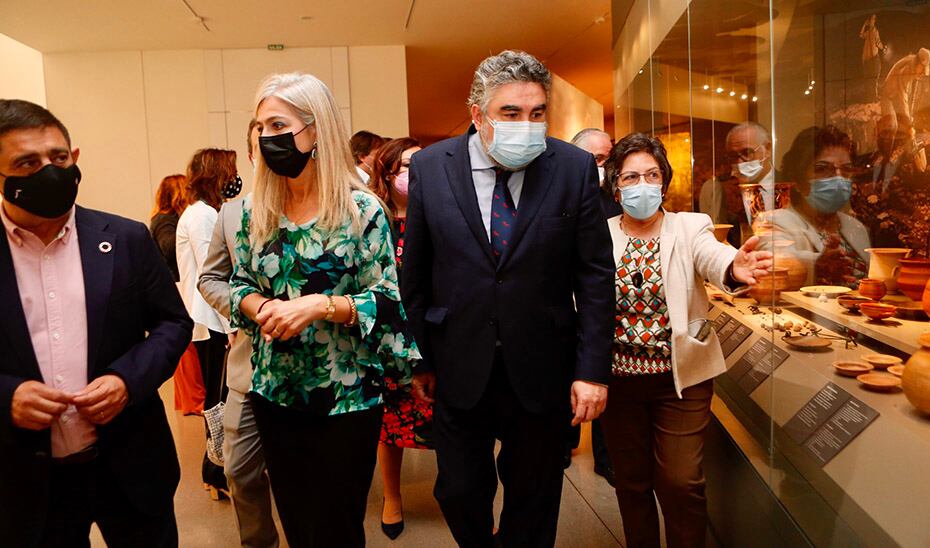 La consejera de Cultura de la Junta de Andalucía, Patricia del Pozo junto al anterior ministro de Cultura, José Manuel Uribes recorriendo el Museo Íbero de Jaén.