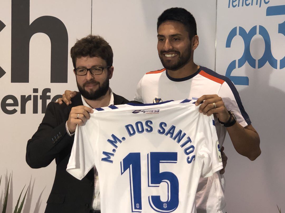 El jugador en su presentación junto al director deportivo Víctor Moreno