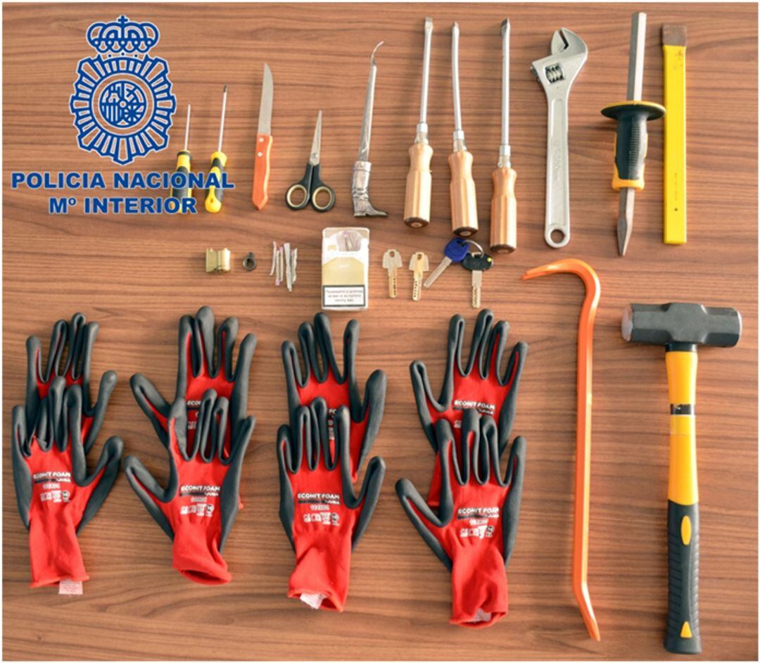 Imagen de algunos de los objetos incautados