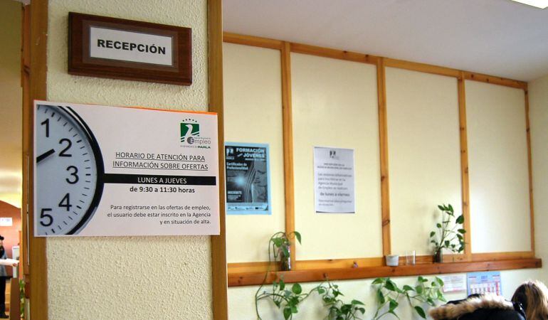 La agencia de empleo intermedia entre demandantes y oferentes de puestos de trabajo