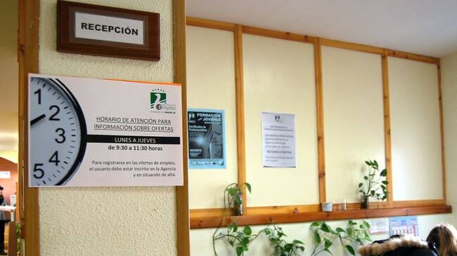 La agencia de empleo intermedia entre demandantes y oferentes de puestos de trabajo