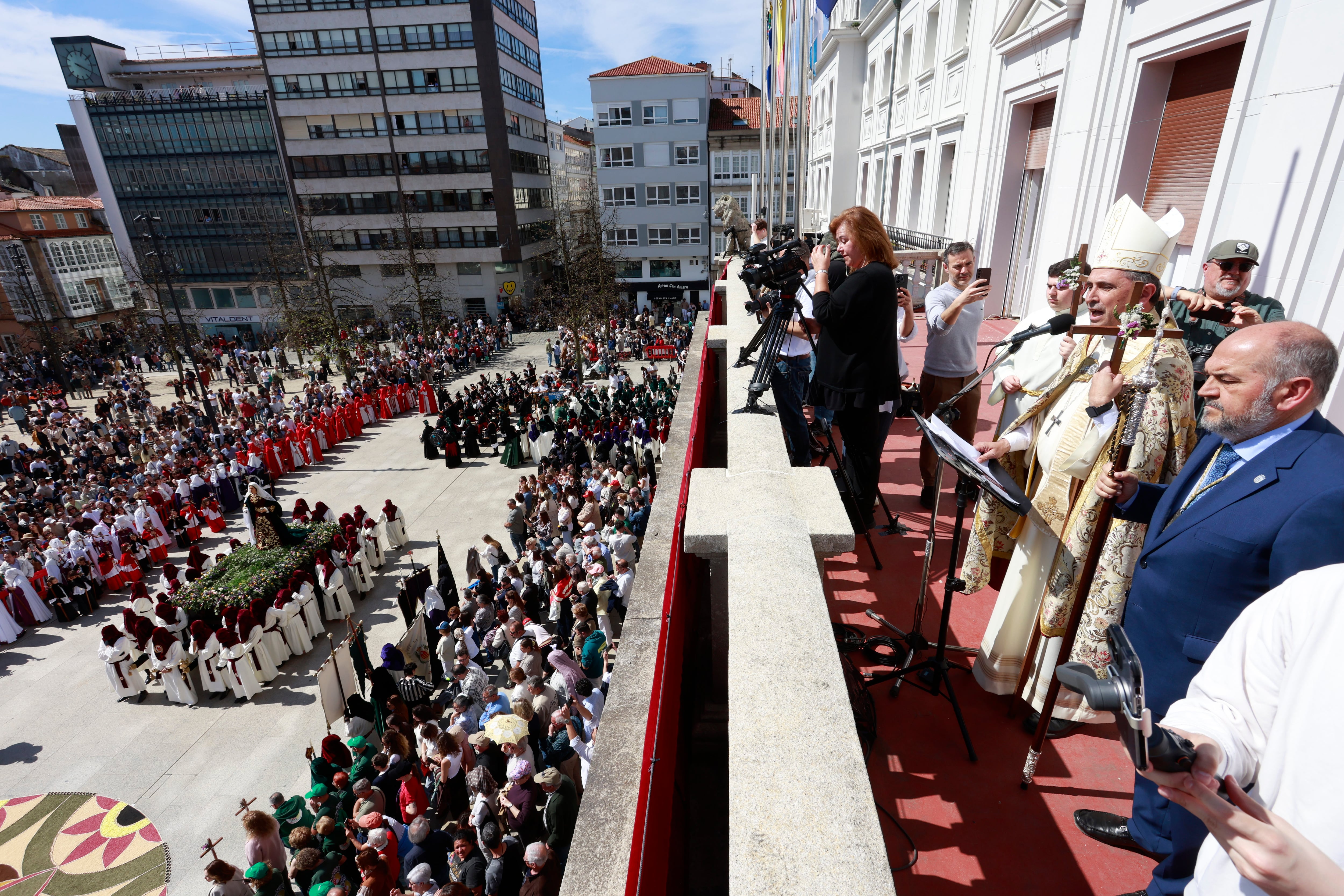 El Gozoso Encuentro se ha celebrado este domingo en la plaza de Armas (foto: Kiko Delgado / EFE)