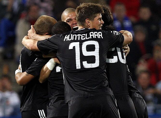 Los jugadores celebran el gol de Marcelo