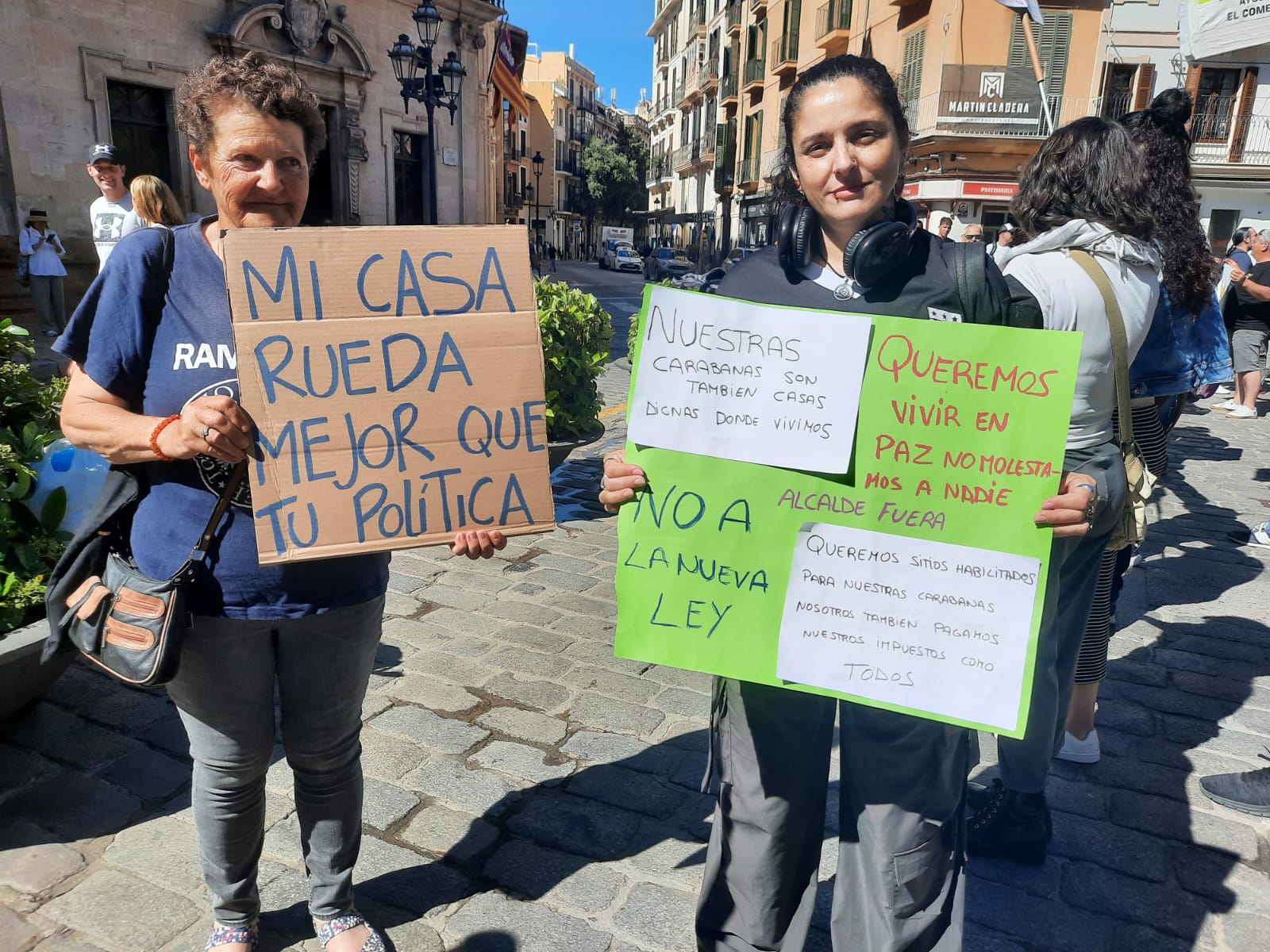 Unos 50 caravanistas se manifiestan en Cort contra la nueva ordenanza cívica.