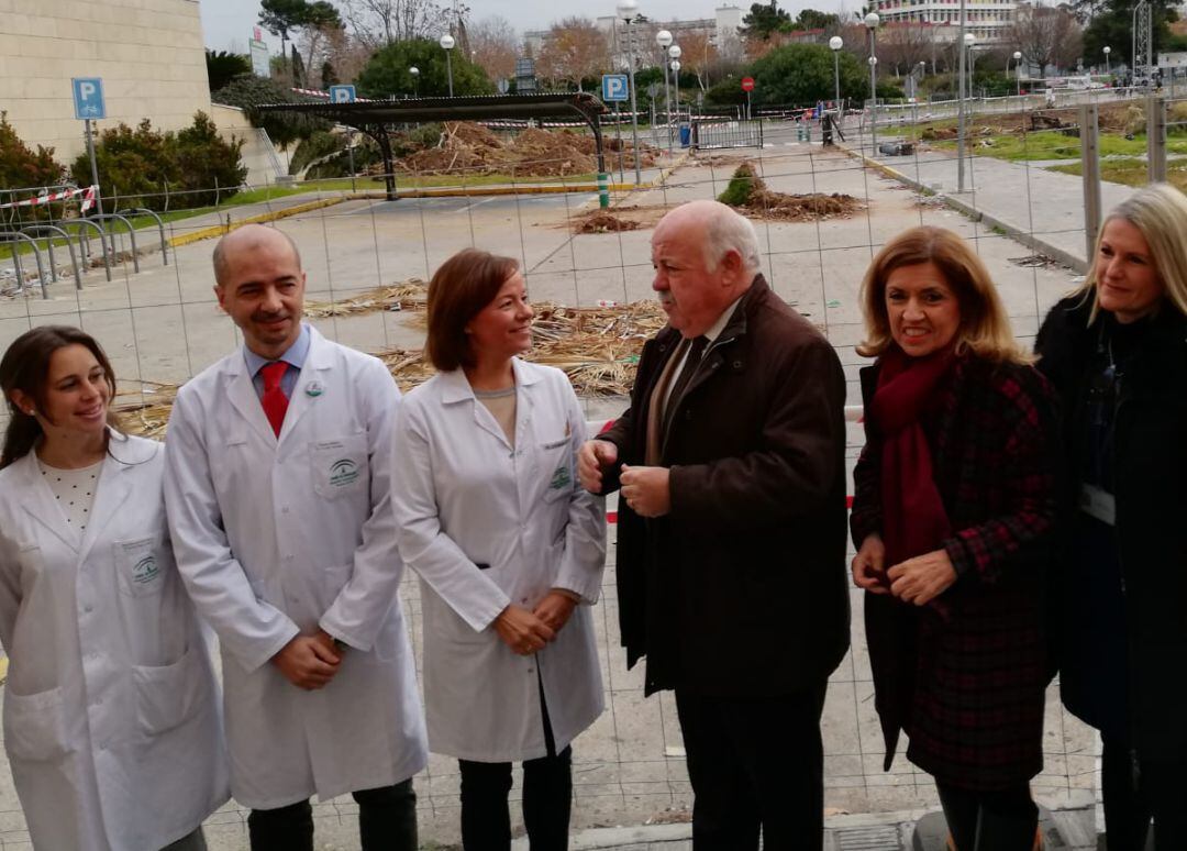 El consejero de Salud y Familias, Jesús Aguirre, durante su visita al Hospital Reina Sofía