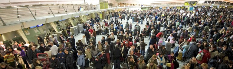 Barajas, colapsada, con largas colas de viajeros a la espera de noticias