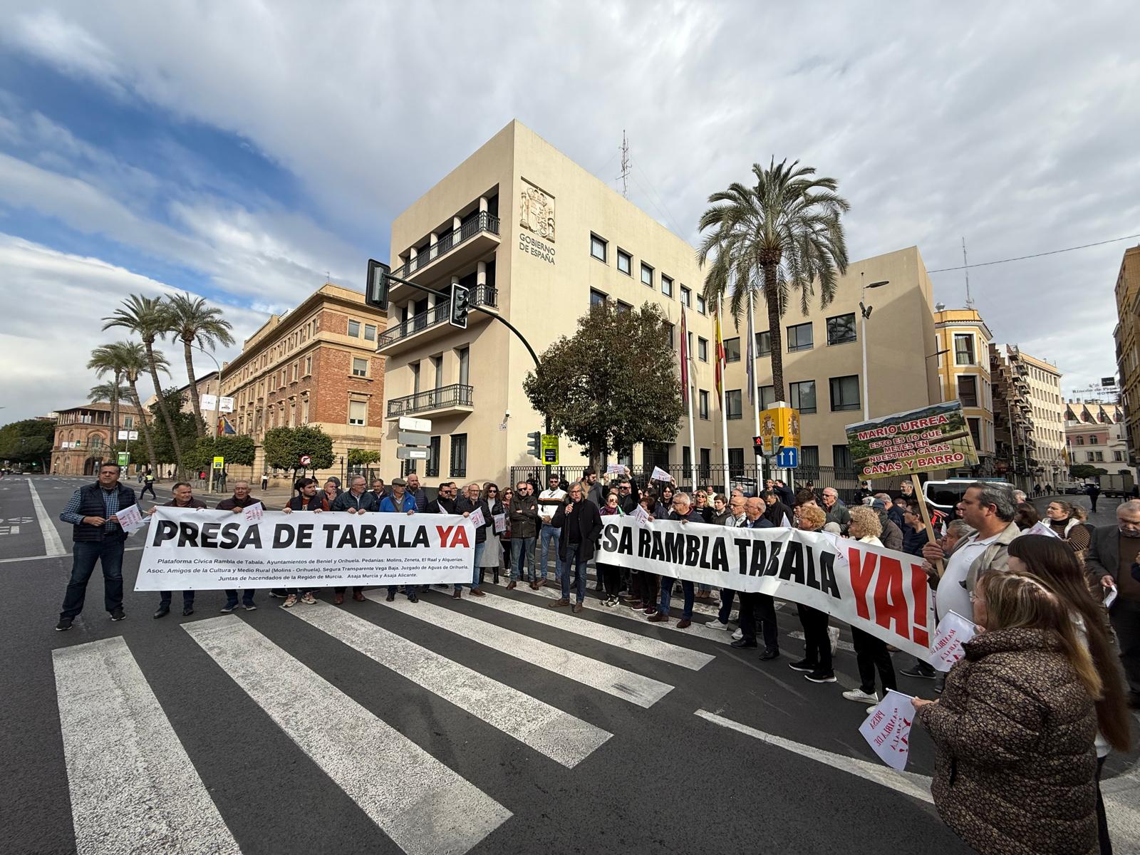 Centenar de personas reclaman ante la Delegación del gobierno la Presa de Tabala