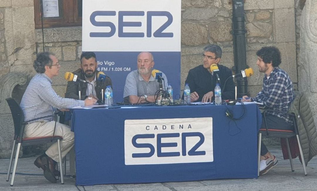 Roberto Carrero (PP), Anxo Baz (BNG), Celso Fariñas (CG), Antonio Lomba (PSOE) y Marci Varela (SER Baixo Miño) durante el debate electoral en la Praza do Reló de A Guarda.