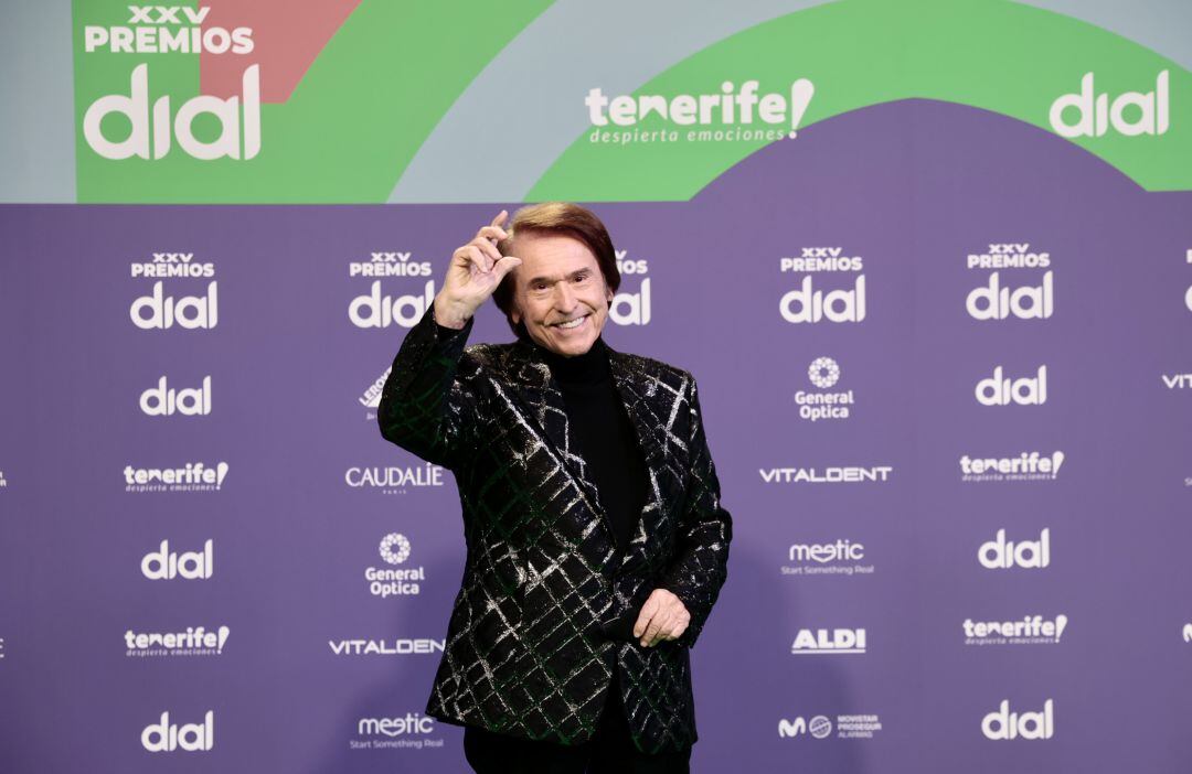 Raphael posa en la alfombra verde de los Premios Dial