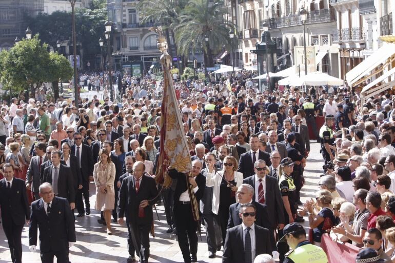 Joan Ribó lleva la Senyer durante una procesión cívica del 9 d&#039;octubre