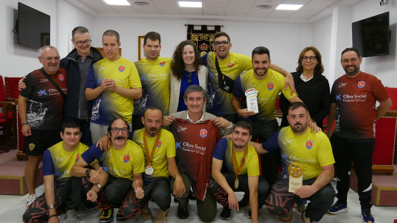 Manuel Cortés recibe al Club Deportivo Abdera Fenicia, equipo campeón de España en fútbol sala FEDDI.