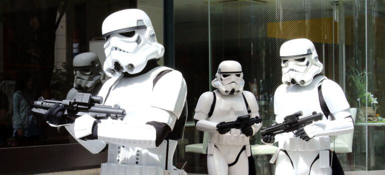 Tropas de Asalto posan en una tienda de juguetes para la promoción de los productos de &#039;Star Wars&#039; en Tokio.